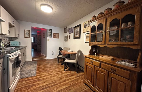 Ashfield Appartement | Grand appartement privé avec vue sur l'ancienne prison dans le quartier historique de Jim Thorpe.