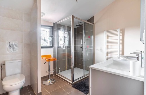 Labarthe-sur-Leze Maison | Grande chambre privée avec salle de bain et WC
