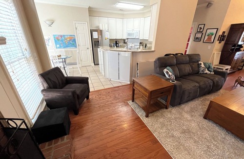 Pickwood Maison | Large private home near campus