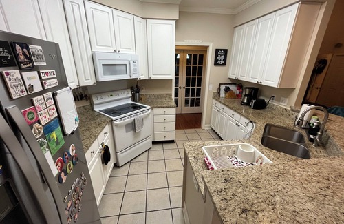 Pickwood Maison | Large private home near campus