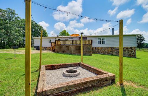 Spencer Maison | Large Private Yard Home 16 Mi to Fall Creek Falls