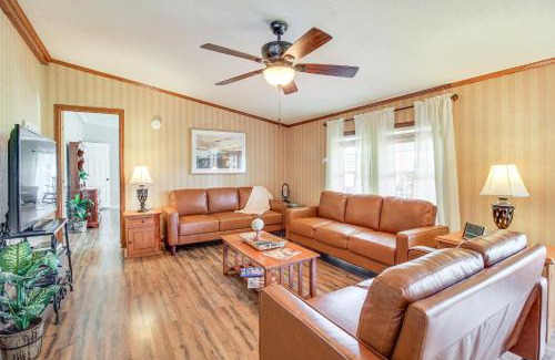 Spencer Maison | Large Private Yard Home 16 Mi to Fall Creek Falls