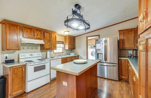 Spencer Maison | Large Private Yard Home 16 Mi to Fall Creek Falls