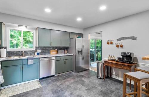 Northwest Akron Maison | Large Remodeled 4 Bed 3 Bath Secluded With Hot Tub