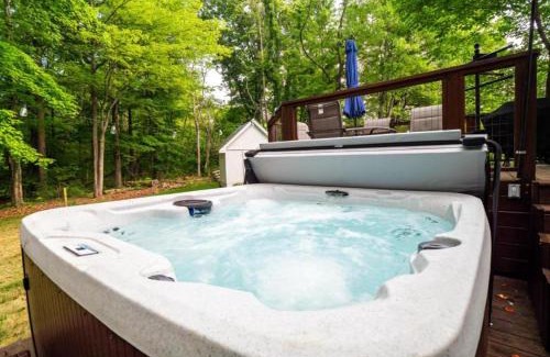Northwest Akron Maison | Large Remodeled 4 Bed 3 Bath Secluded With Hot Tub