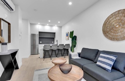 Southwest Copropriété | Large renovated 1 bedroom, king bed, sleep 4