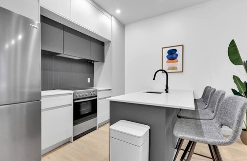Southwest Copropriété | Large renovated 1 bedroom, king bed, sleep 4