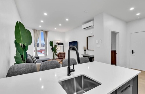 Southwest Copropriété | Large renovated 1 bedroom, king bed, sleep 4