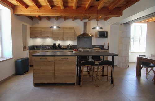 Castillonnes Villa | Grand gîte rénové et climatisé en pleine campagne avec piscine chauffée 16 à 18p
