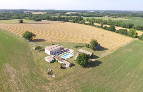Castillonnes Villa | Grand gîte rénové et climatisé en pleine campagne avec piscine chauffée 16 à 18p