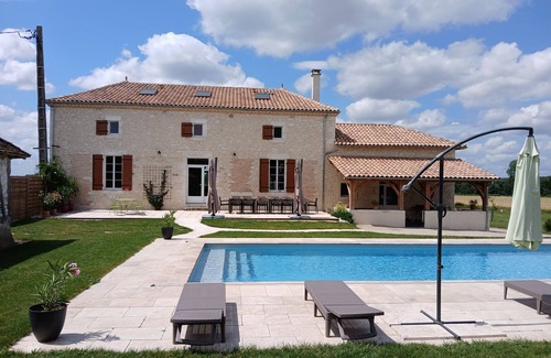 Castillonnes Villa | Grand gîte rénové et climatisé en pleine campagne avec piscine chauffée 16 à 18p