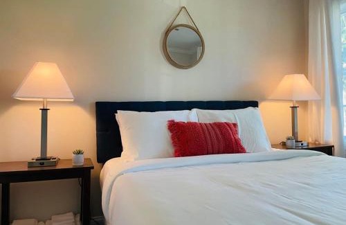 Crestline Heights Maison | Large Renovated Cottage on East Lake Park