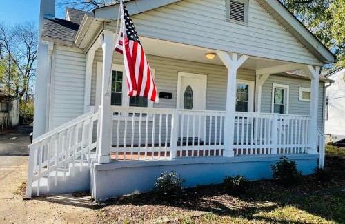 Crestline Heights Maison | Large Renovated Cottage on East Lake Park