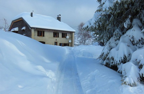 Septmoncel les Molunes Maison | Grand gite familiale rénové, pieds des pistes et sentiers de randonnées,terrain