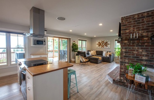 North Sebago Maison | LARGE RESORT WITH 12 PROPERTIES. NATURAL POND FOR SWIMMING. CAFE ON SITE.