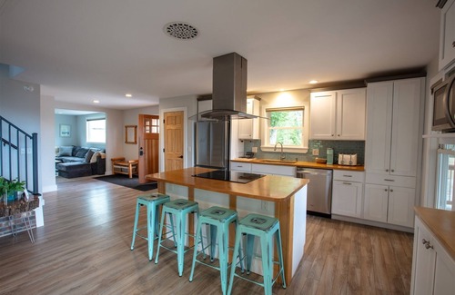 North Sebago Maison | LARGE RESORT WITH 12 PROPERTIES. NATURAL POND FOR SWIMMING. CAFE ON SITE.