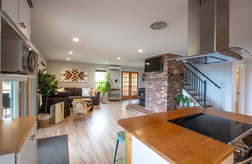 North Sebago Maison | LARGE RESORT WITH 12 PROPERTIES. NATURAL POND FOR SWIMMING. CAFE ON SITE.