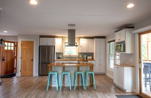 North Sebago Maison | LARGE RESORT WITH 12 PROPERTIES. NATURAL POND FOR SWIMMING. CAFE ON SITE.