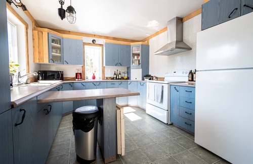 Mauricie Chalet De Ski | Large riverside cottage