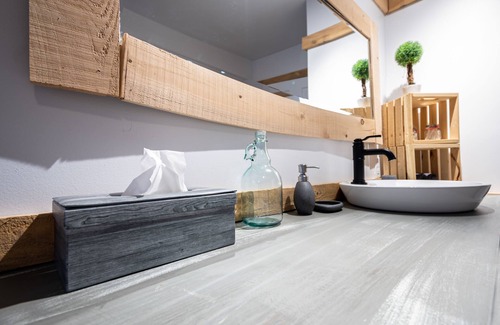 Mauricie Chalet De Ski | Large riverside cottage