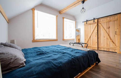 Mauricie Chalet De Ski | Large riverside cottage
