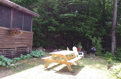 Parsonsfield Cottage | Grand Rustic Cabin Lakeside Dans le sud du Maine, conviviale et familiale Animaux Bienvenue