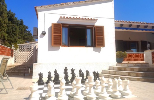Mahon Villa | Grande villa avec piscine privée et bain à remous et une vue imprenable sur la campagne