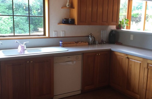 Waikanae Maison | Large spacious family home 3 minutes drive to beach
