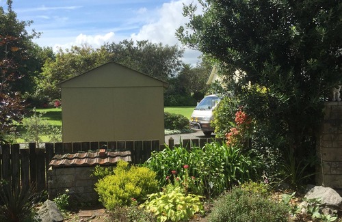 Waikanae Maison | Large spacious family home 3 minutes drive to beach