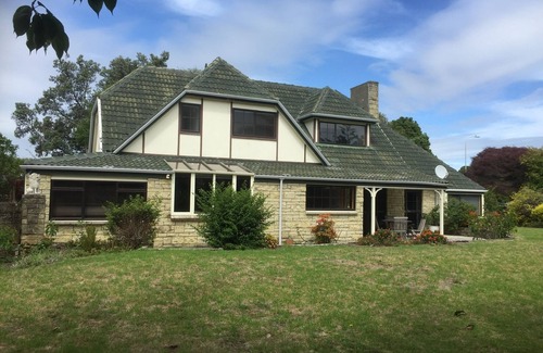 Waikanae Maison | Large spacious family home 3 minutes drive to beach