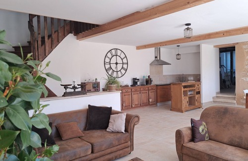 Sarrant Maison | Grand gîte en pierre en pleine nature pour 12 personnes, piscine et boulodrome.