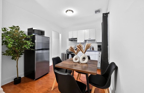 Center City West Appartement | Large Studio | Center City | Sleeps 4 | Fast Wifi