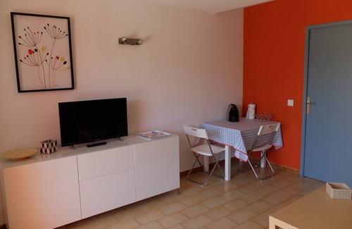 Les Lecques Appartement | LARGE STUDIO - TERRACE - PRIVATE PARKING - BEACH 50 M AWAY - CLOSE TO SHOPS & RESTAURANTS