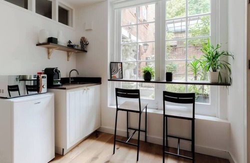 Frognal and Fitzjohns Appartement | Large Studio in Hampstead with Character