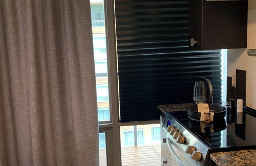 Bay Street Corridor Copropriété | Large studio with balcony on Bay & College in the heart of downtown Toronto