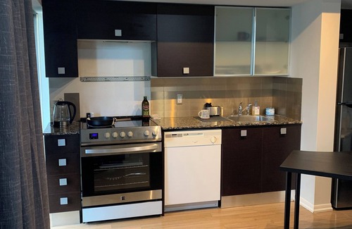 Bay Street Corridor Copropriété | Large studio with balcony on Bay & College in the heart of downtown Toronto