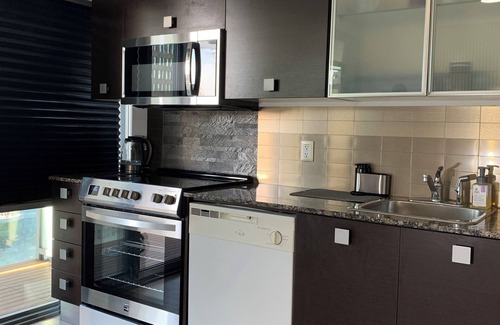 Bay Street Corridor Copropriété | Large studio with balcony on Bay & College in the heart of downtown Toronto
