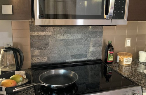 Bay Street Corridor Copropriété | Large studio with balcony on Bay & College in the heart of downtown Toronto