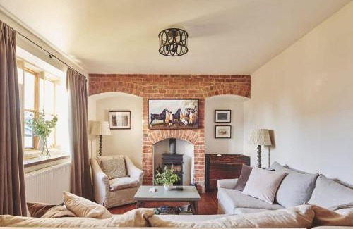 Cheltenham Maison | Large Stylish Luxury Cotswold Cottage - ideal for families, w/EV charging