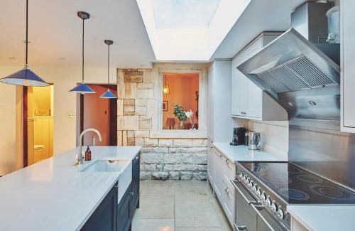 Cheltenham Maison | Large Stylish Luxury Cotswold Cottage - ideal for families, w/EV charging