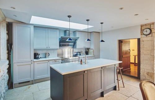 Cheltenham Maison | Large Stylish Luxury Cotswold Cottage - ideal for families, w/EV charging