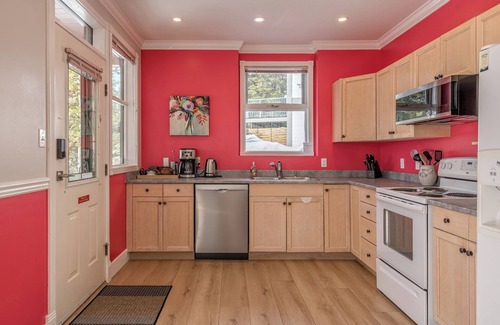 Silver Star Mountain Appartement | Large suite on the Knoll in a cul-de-sac w/ a private hot tub and pet friendly!