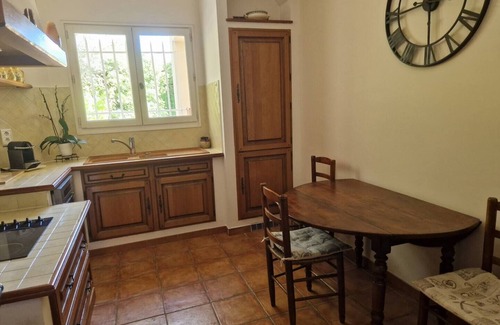 Gemenos Maison | Large T2 with secure parking and wooded garden