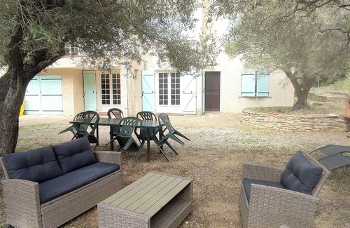Ceyreste Appartement | Grand T3 dans maison avec jardin dans village provençal à 7 minutes de la mer