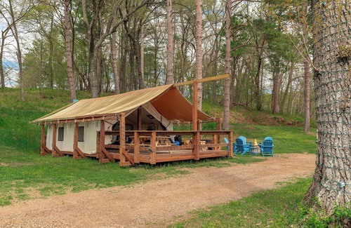 St Croix Falls Location De VR | Large tent on massive Big Rock Creek Estate!