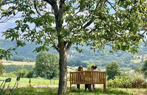 Astaillac Maison | Grande maison traditionnelle en pierre avec vue à couper le souffle