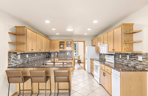 Everson Maison | Large Traveler friendly 3 bedroom Rambler minutes to amenities!