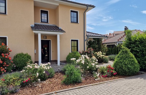 Graal Maison | Large vacation home with 3 bedrooms and rose garden