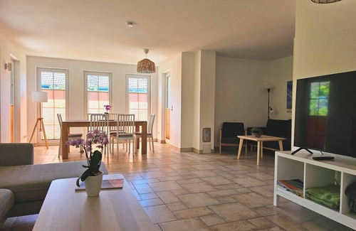Graal Maison | Large vacation home with 3 bedrooms and rose garden