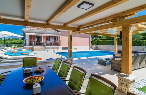 Matohanci Villa | Grande villa, piscine privée, idéalement située à seulement 15 minutes de la pittoresque station balnéaire de Rovinj!